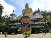 Пещерный буддийский храм I века до н. э., высеченный в скале, с многочисленными статуями Будды. Каменный храм спящего Будды является самым крупным пещерным храмом в Южной Азии. Храм является священным местом паломничества уже на протяжении 22 веков. Находится в городе Дамбулла Центральной провинции Шри-Ланка в 148 км от Коломбо, около города Матале